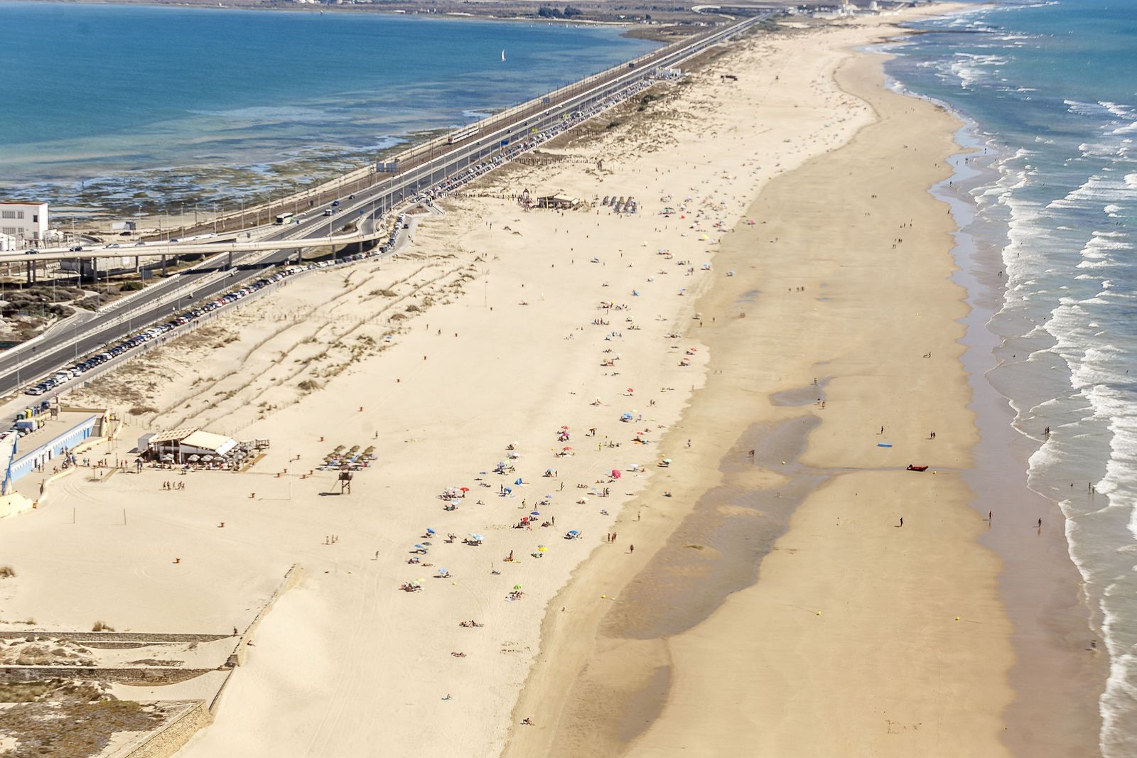 Al fondo, la playa de Torregorda.