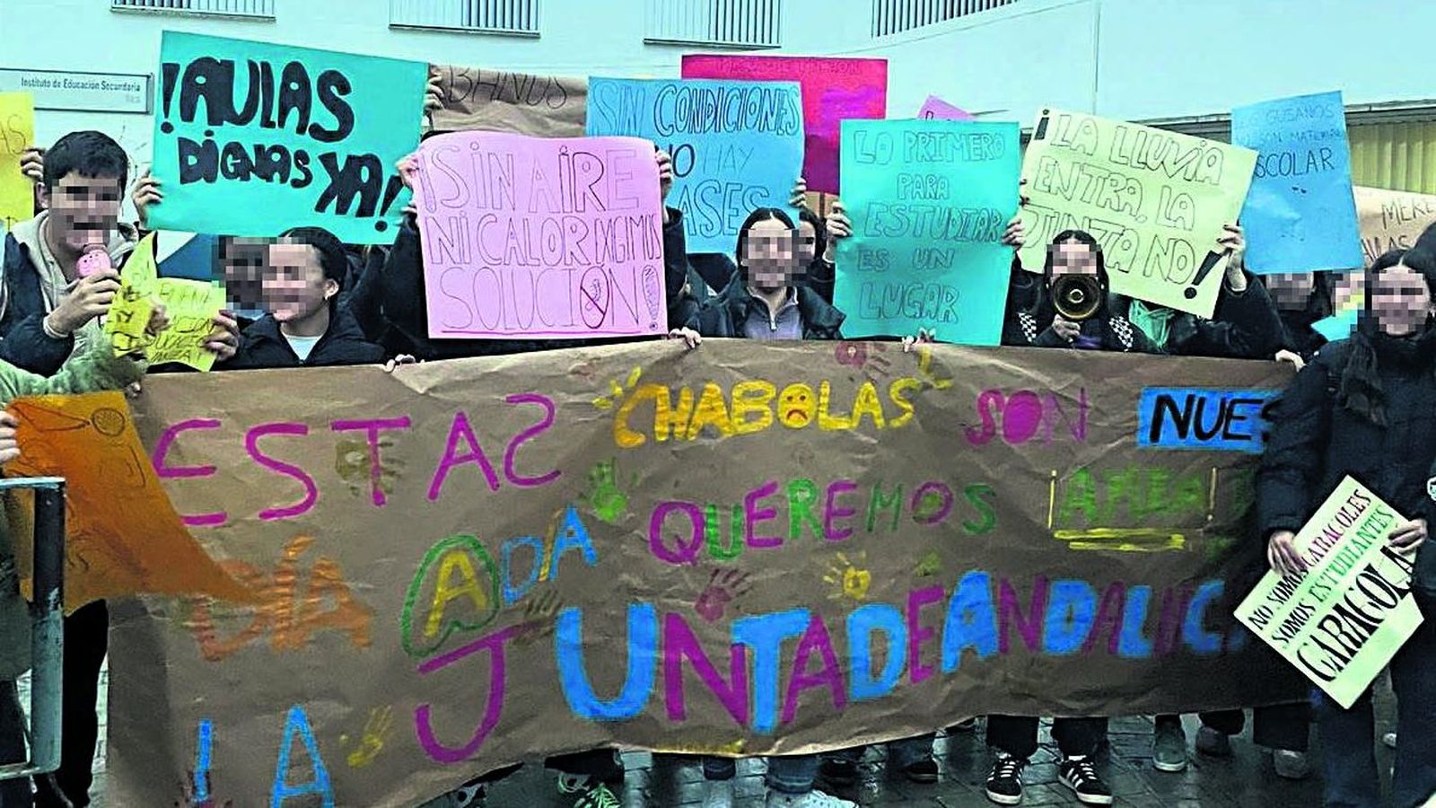 Estudiantes durante la protesta celebrada ayer para denunciar el mal estado del centro.