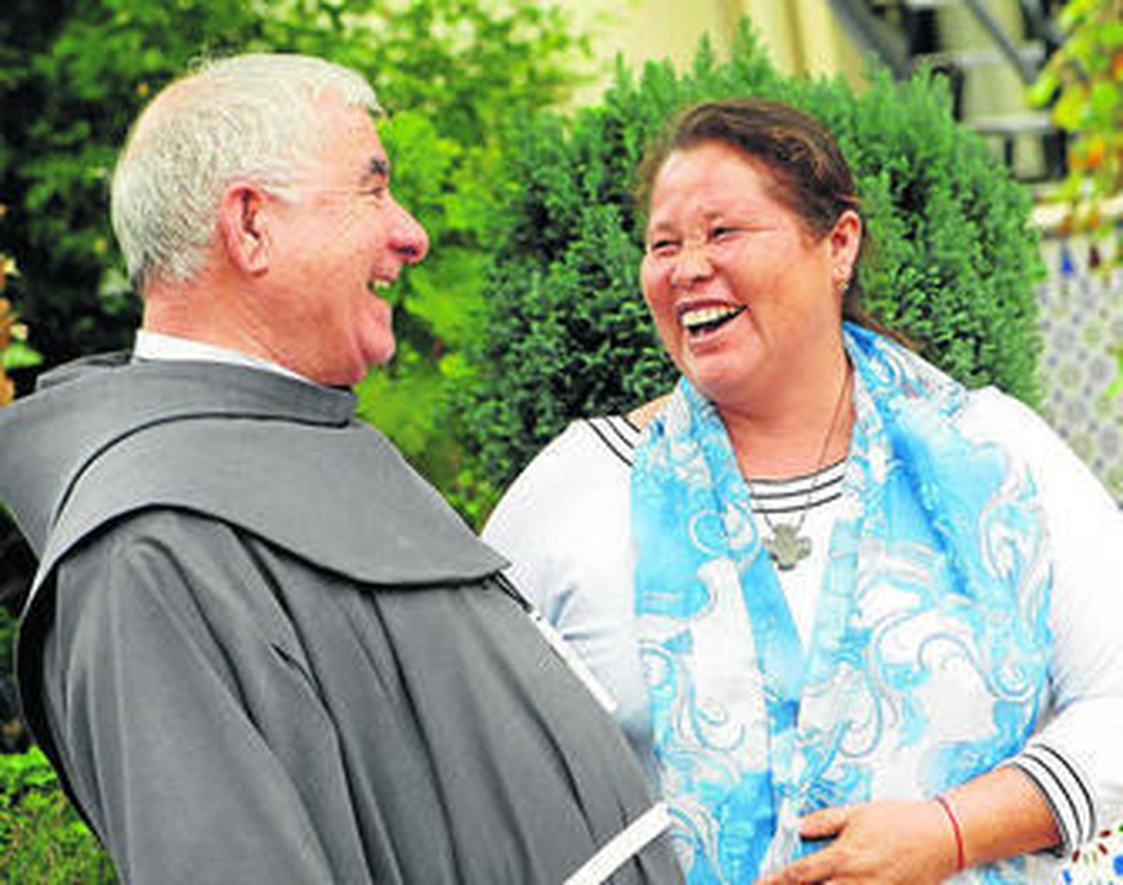 Isidoro Macías, de la Cruz Blanca, conversa animadamente con Norma Romero, de Las Patronas, ayer.