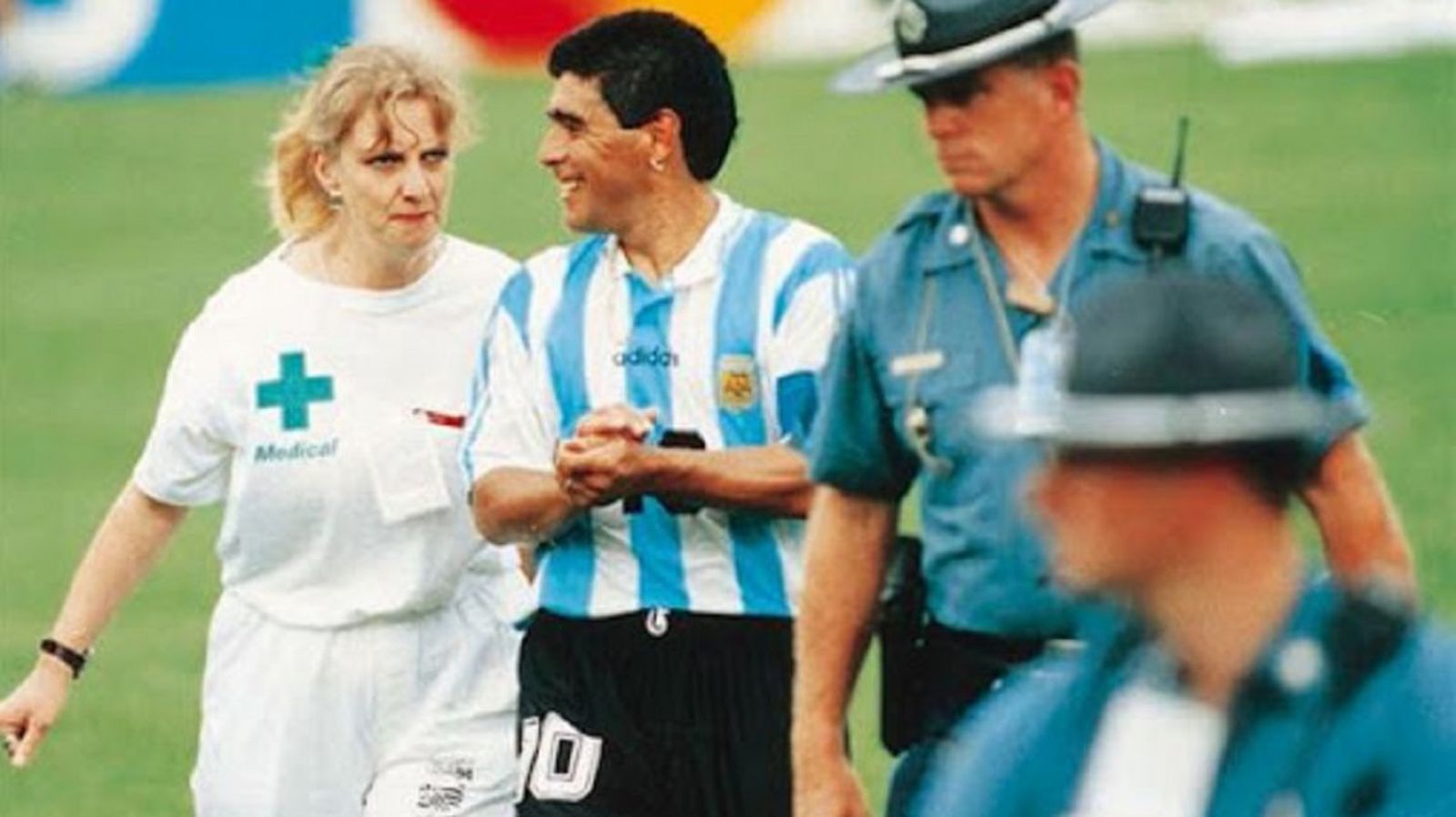 Maradona, acompañado por una enfermera para el control antidoping tras el partido contra Nigeria.