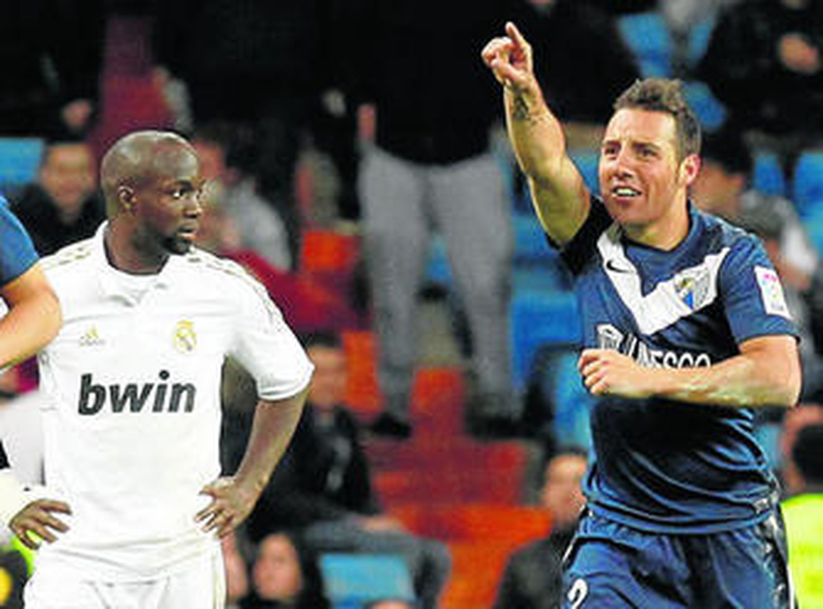 Santi Cazorla celebra su gol en la prolongación en presencia de Lass, con los brazos en jarra.