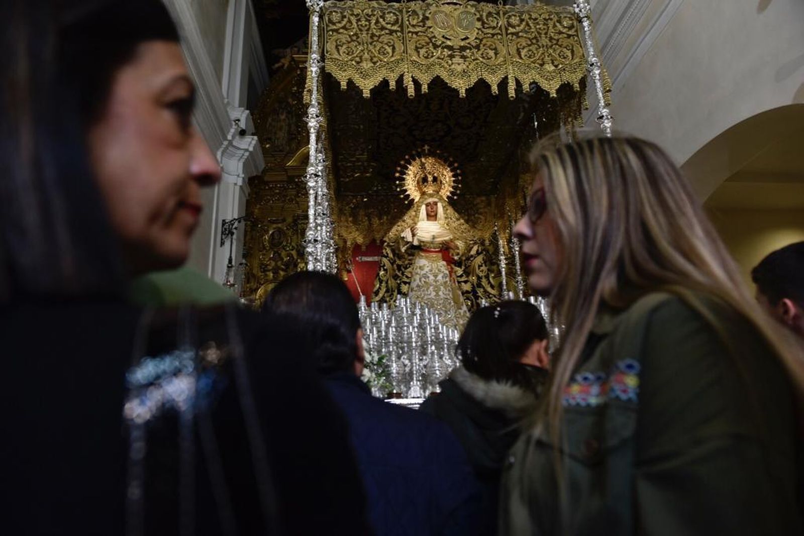 La Esperanza de Triana en su paso, reestrenando la saya de Olmo