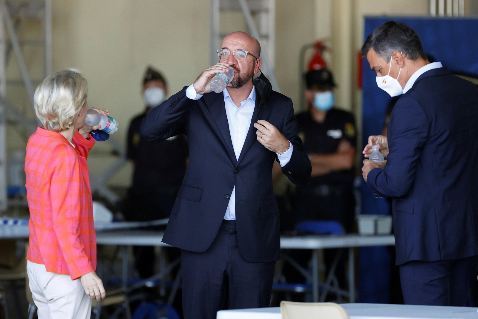 La presidenta de la Comisión Europea, Ursula von der Leyen, el presidente del Consejo Europeo, Charles Michel, y Pedro Sánchez este sábado en el campamento de acogida en Torrejón.