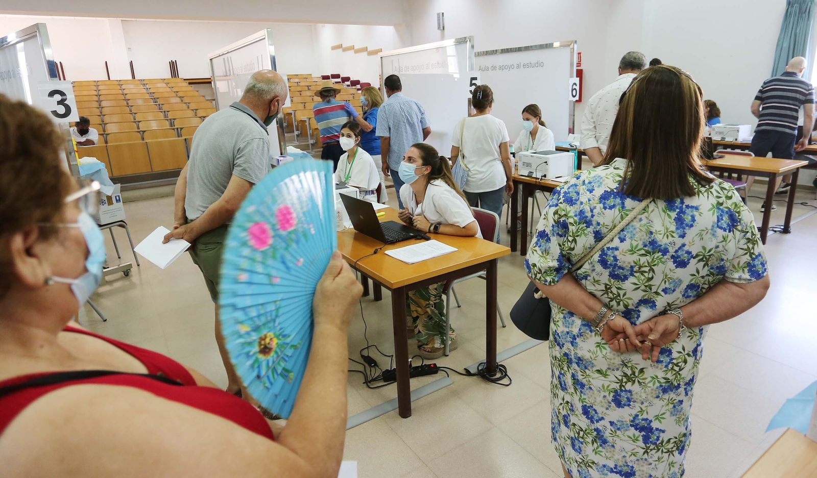 Vacunación masiva en el campus de la UCA en Jerez