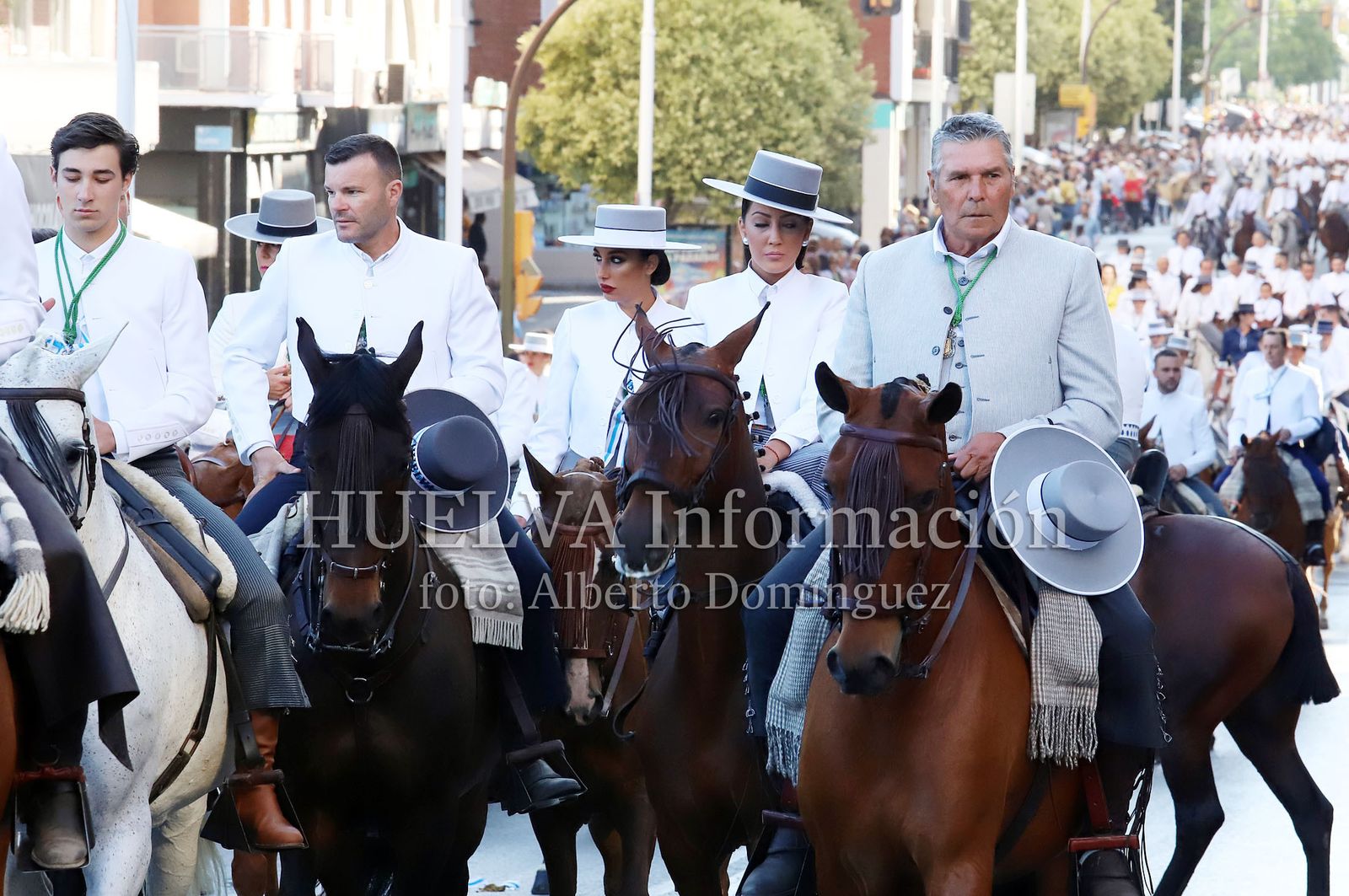 Imágenes de ambiente en la salida de la Hermandad de Huelva