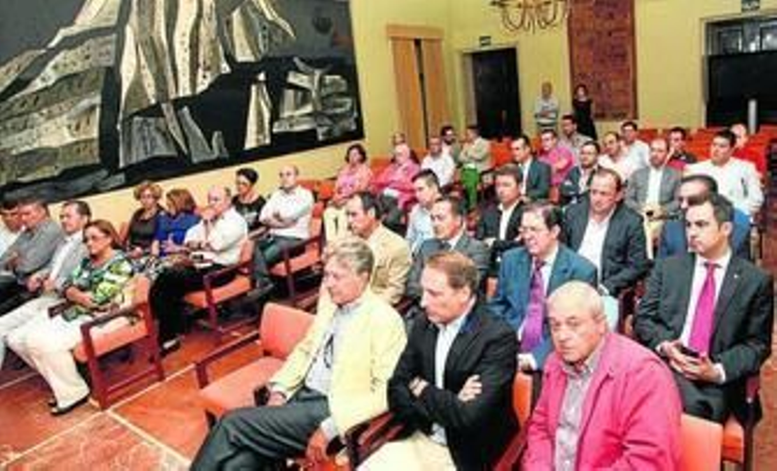 Alcaldes, concejales y empresarios recibieron ayer información sobre el aeropuerto en la Diputación.