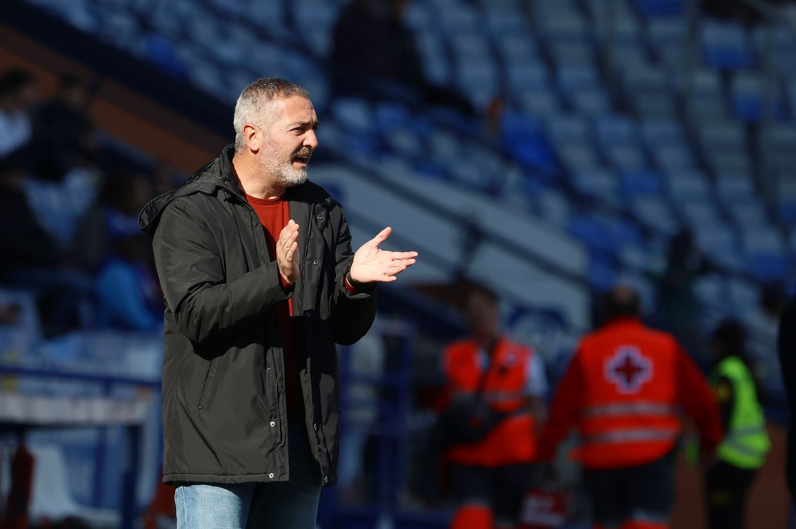 Arzu anima a sus jugadores desde la banda.