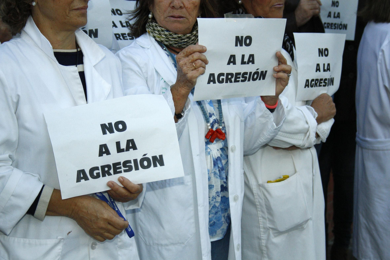 Profesionales en una concentración contra las agresiones. Profesionales en una concentración contra las agresiones.