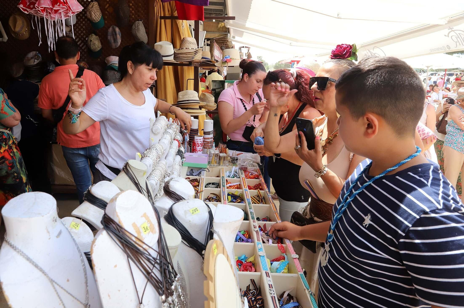 Imágenes del ambiente El Rocío y en Casas de Hermandades