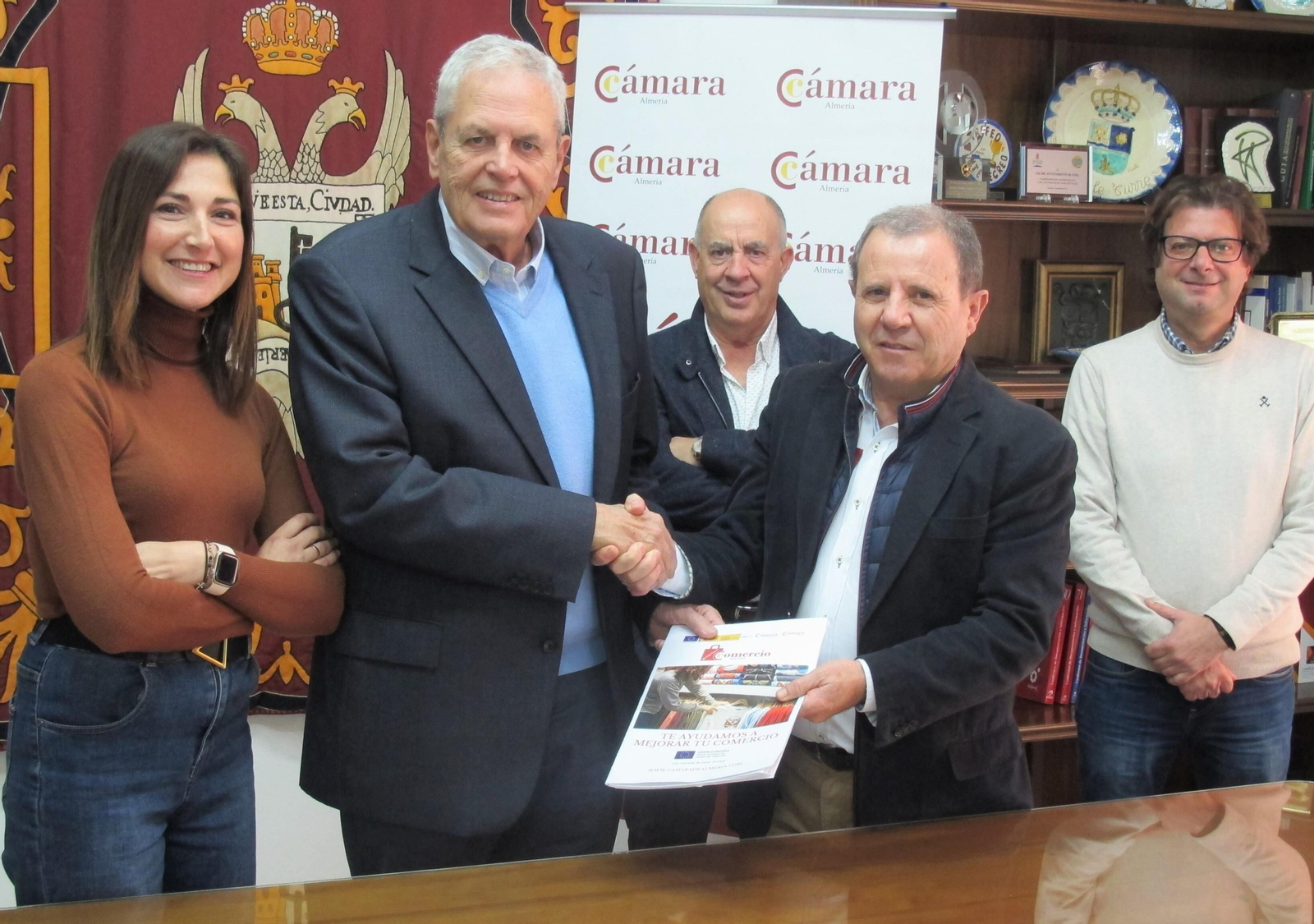 Responsables municipales y de la Cámara de Comercio de Almería dan forma a la campaña 'Bonos al Consumo'.