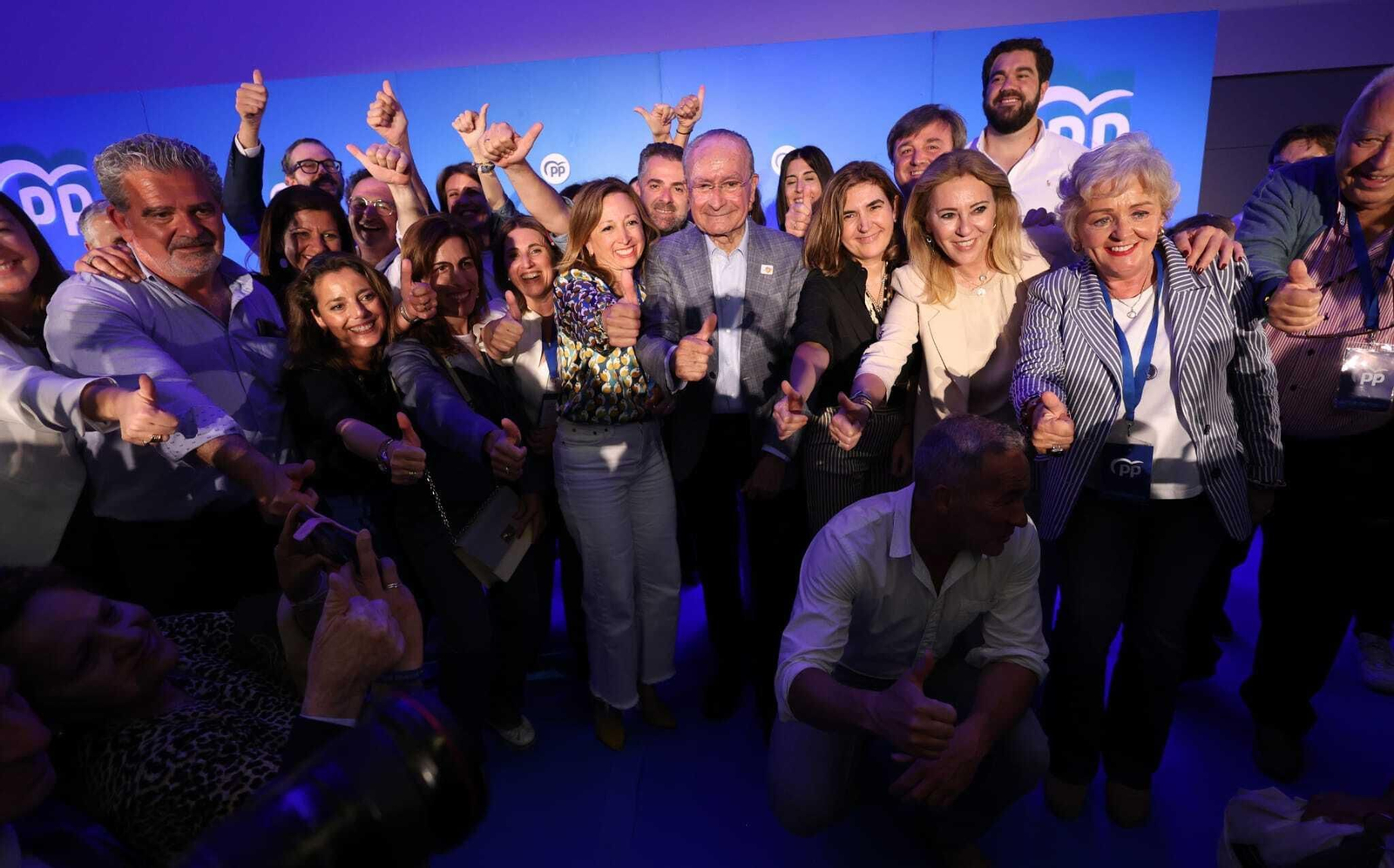 Paco De la Torre y todo su equipo celebra el triunfo.