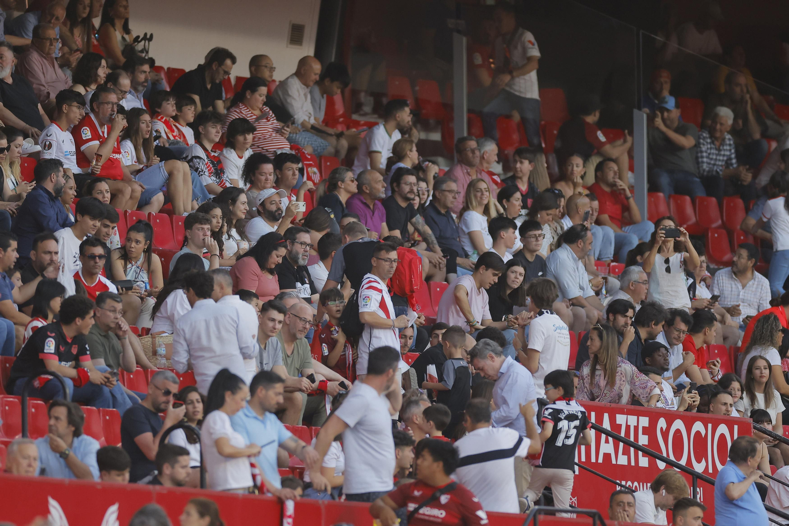 Búscate en las fotos del Sevilla-Girona