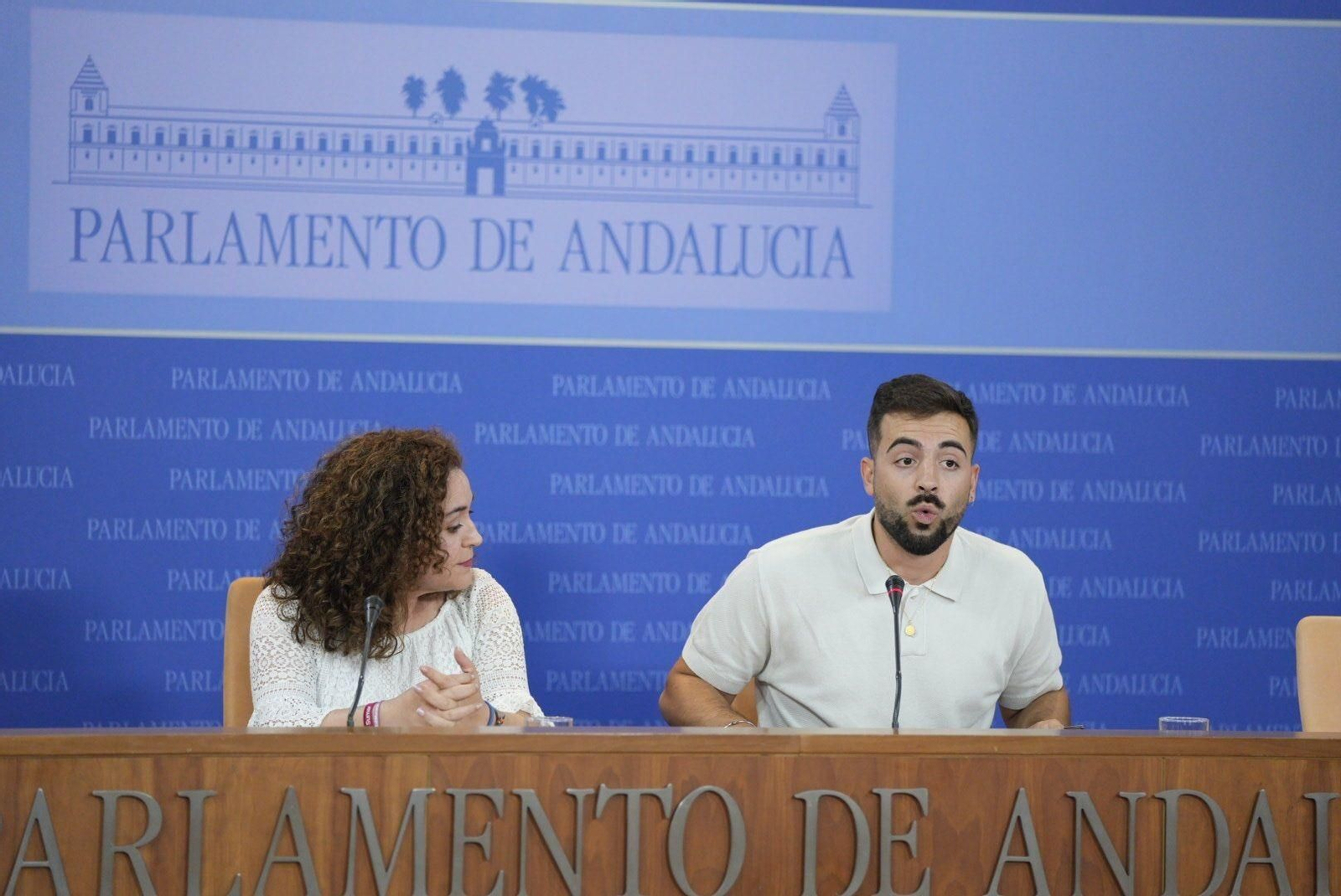 Los diputados de Por Andalucía Inmaculada Nieto y José Manuel Gómez Jurado, este miércoles en el Parlamento.