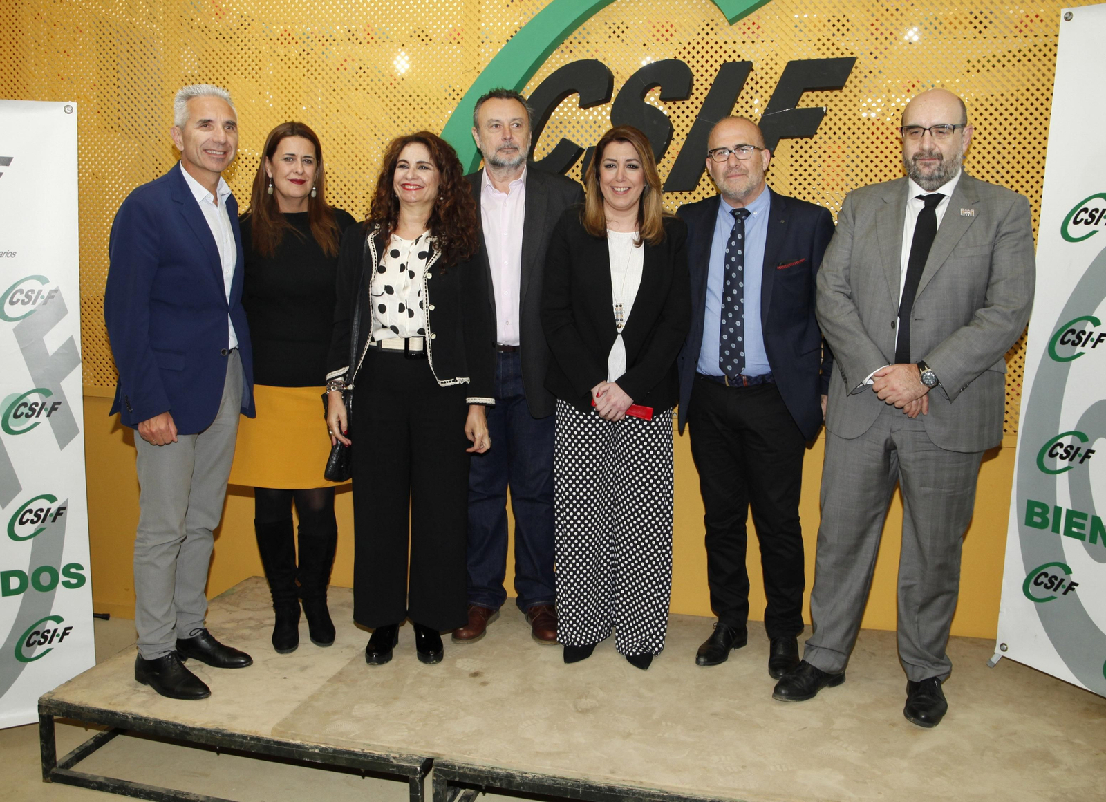 Susana Díaz y los titulares de Cultura, Educación y Hacienda, con José Luis Heredia y otros miembros del CSIF.