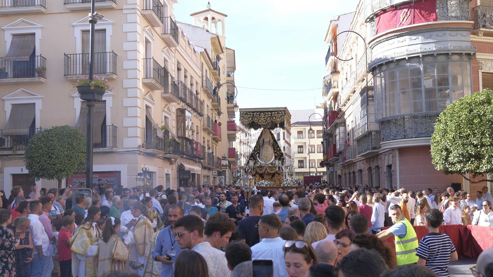 Las imágenes comenzaron a salir a las calles desde primera hora de la tarde.