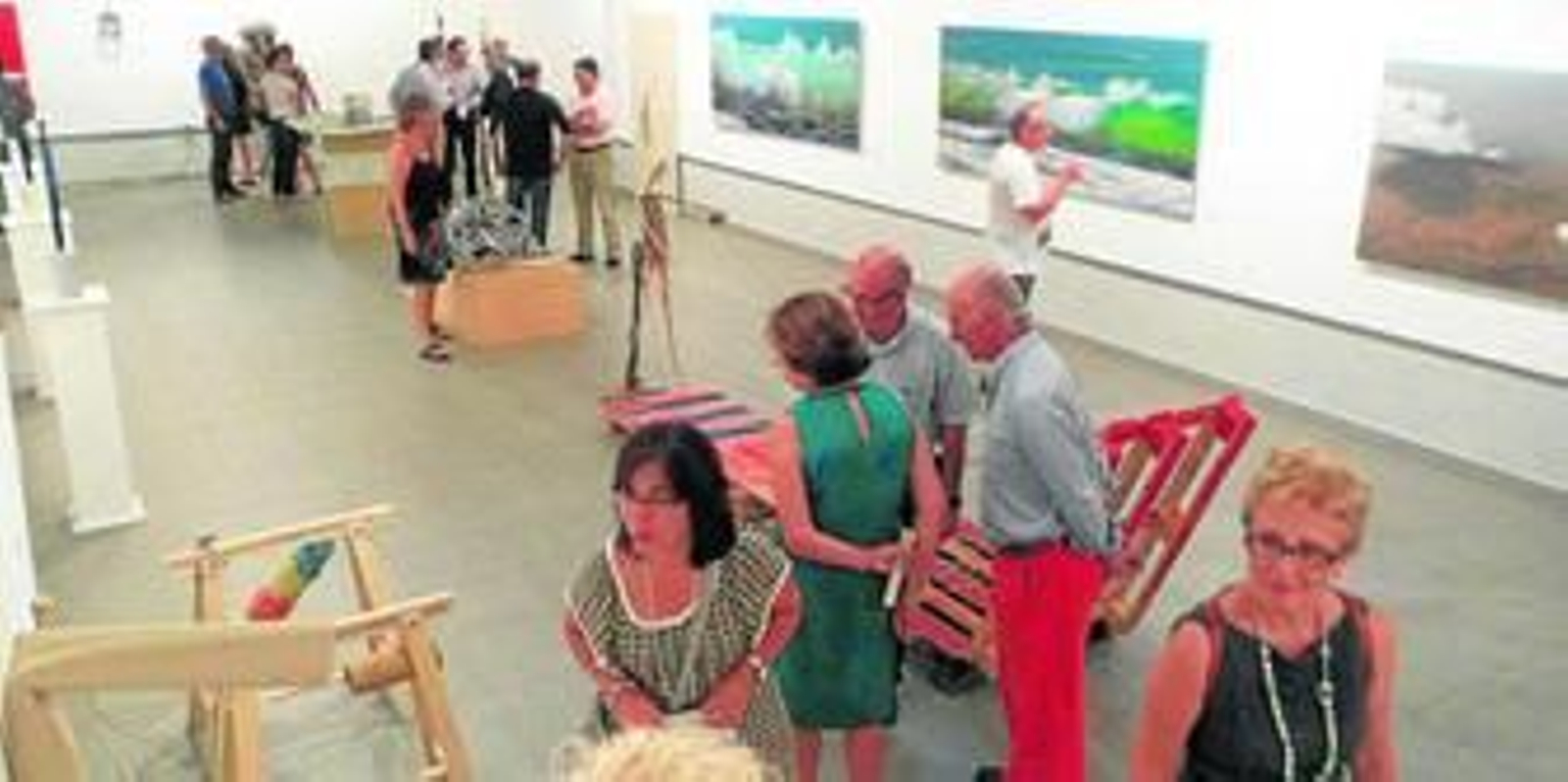 Diferentes obras y elementos de la exposición Arte Cuenta.