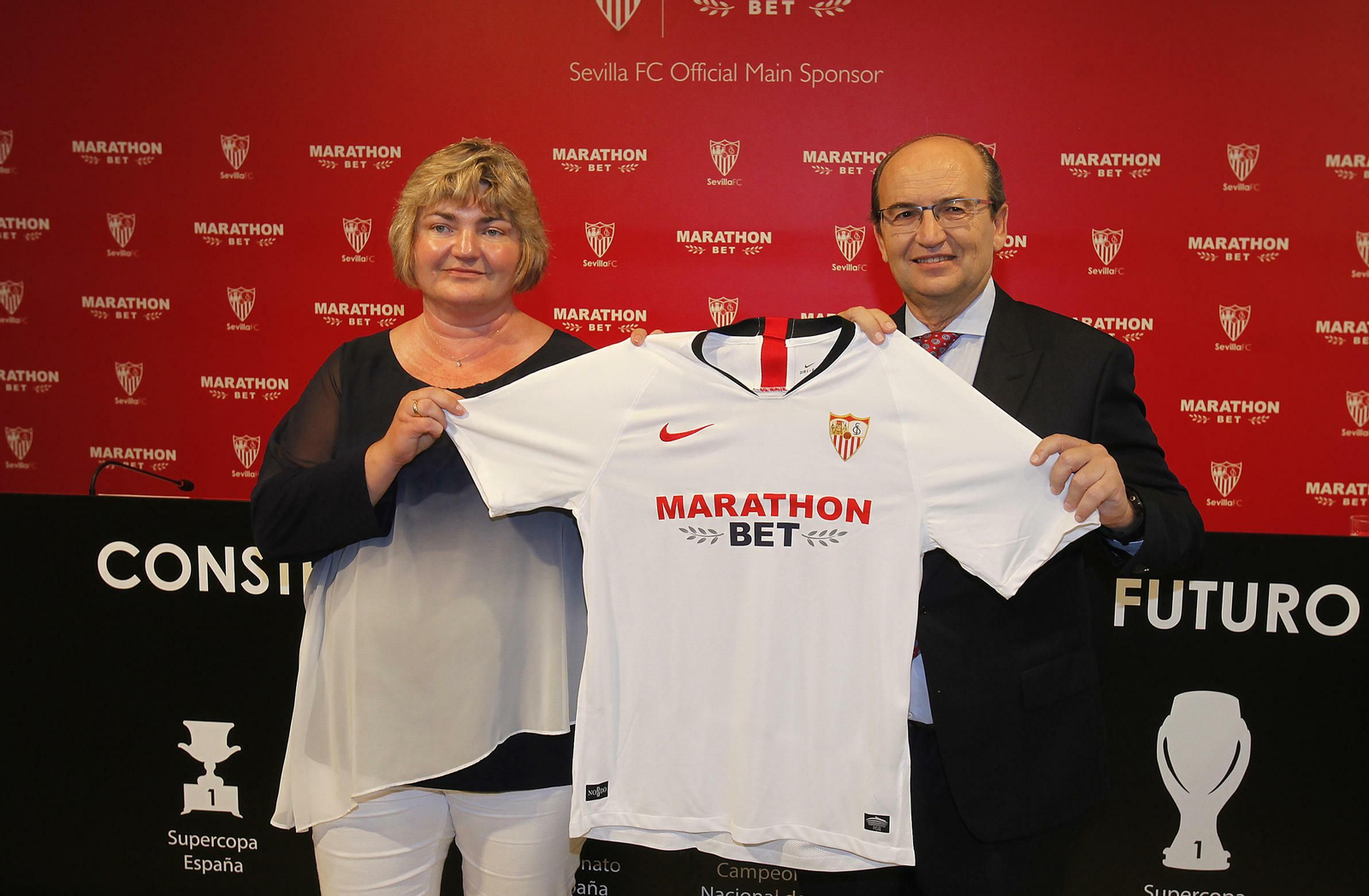 Natalia Zavodnik, CEO de 'Marathonbet', y el presidente del Sevilla FC, José Castro.