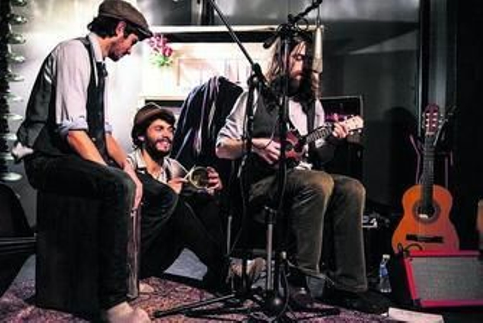 1. La banda sevillana Tres Esfinges de Bikini actuará el viernes a las 23:30 en El Perro Andaluz. 2. Espectáculo infantil celebrado en una edición anterior.