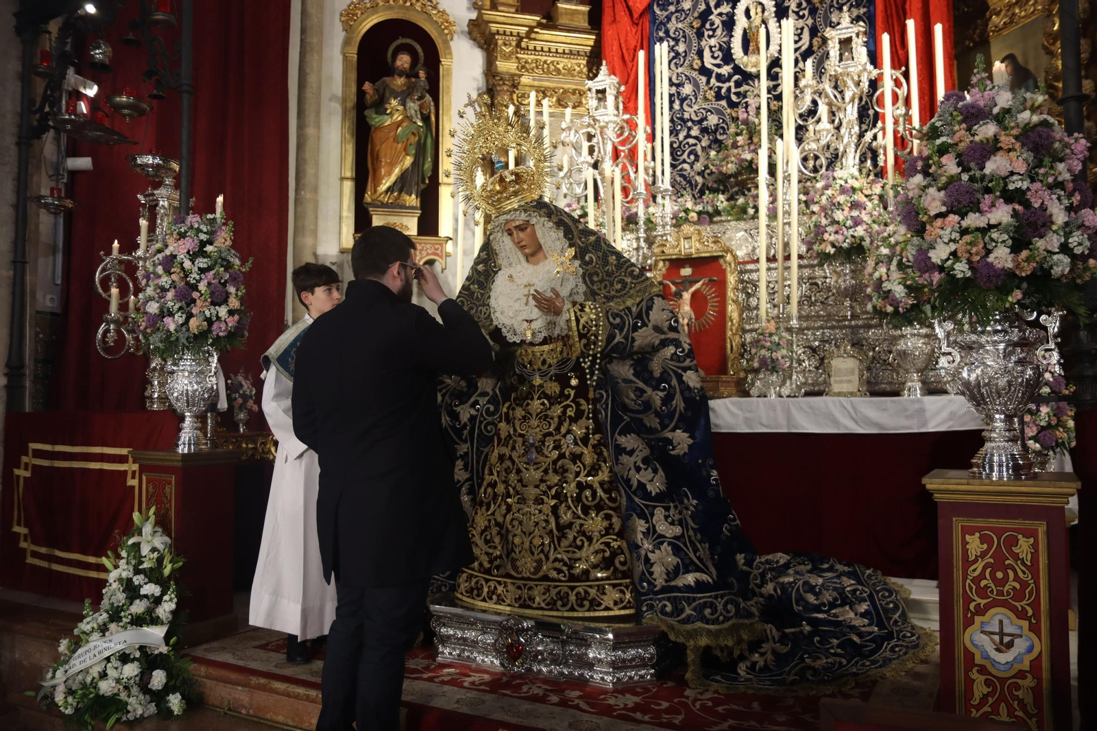 Besamanos de María Santísima de la Hiniesta Dolorosa