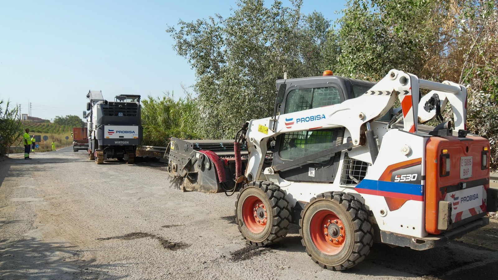 Máquinas trabajando en la mejor de las carreteras de Almonte.