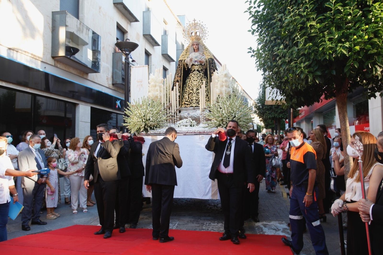 Procesión por las calles de Lepe.