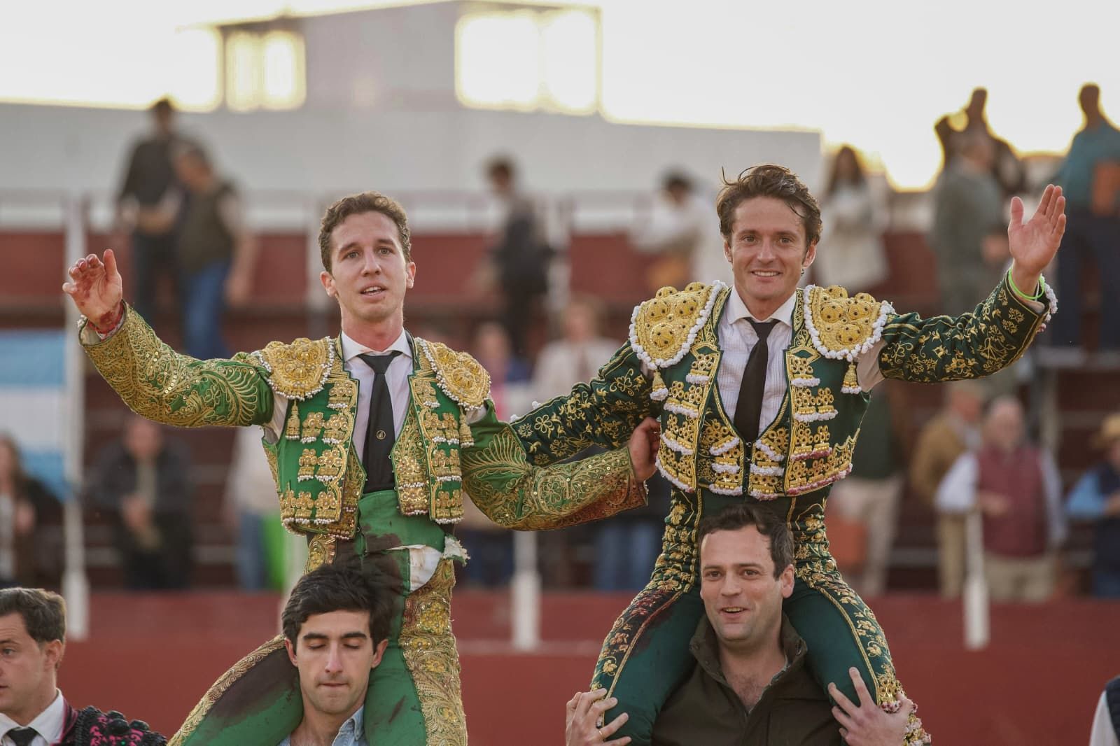 Lama y Calerito abandonaron la plaza portátil instalada en Sanlúcar la Mayor a hombros.