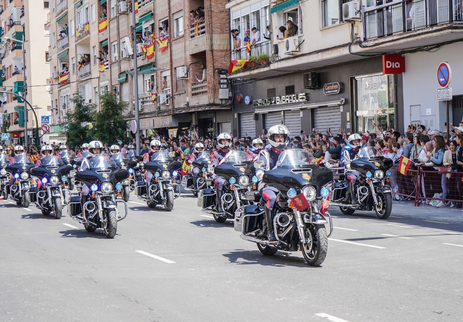 Ambiente en Granada durante el Día de las Fuerzas Armadas, en imágenes