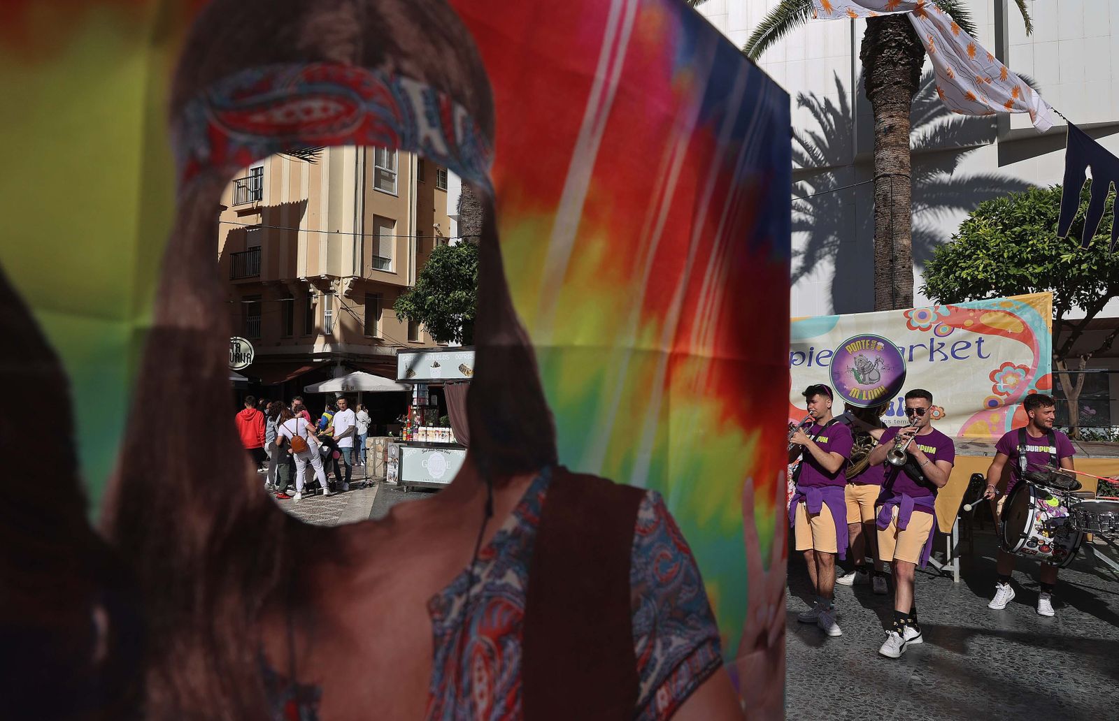 El mercadillo hippie de la Fiesta de la Primavera de La Línea, en imágenes