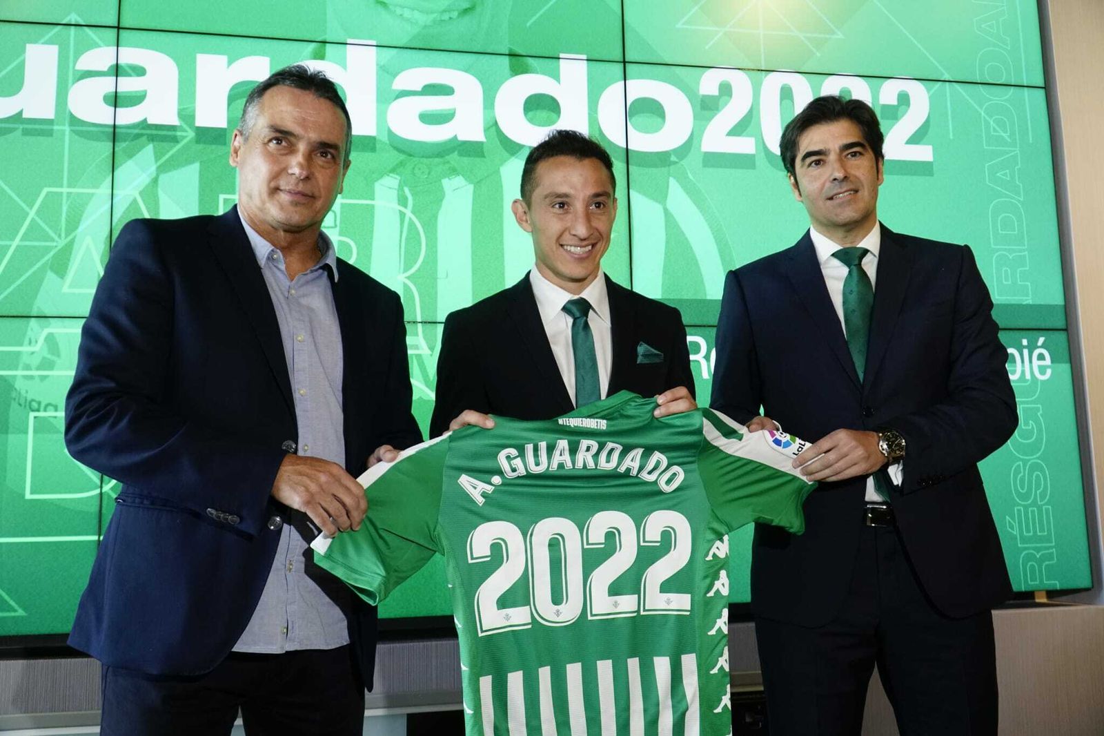 Andrés Guardado entre Alexis Trujillo y Ángel Haro.