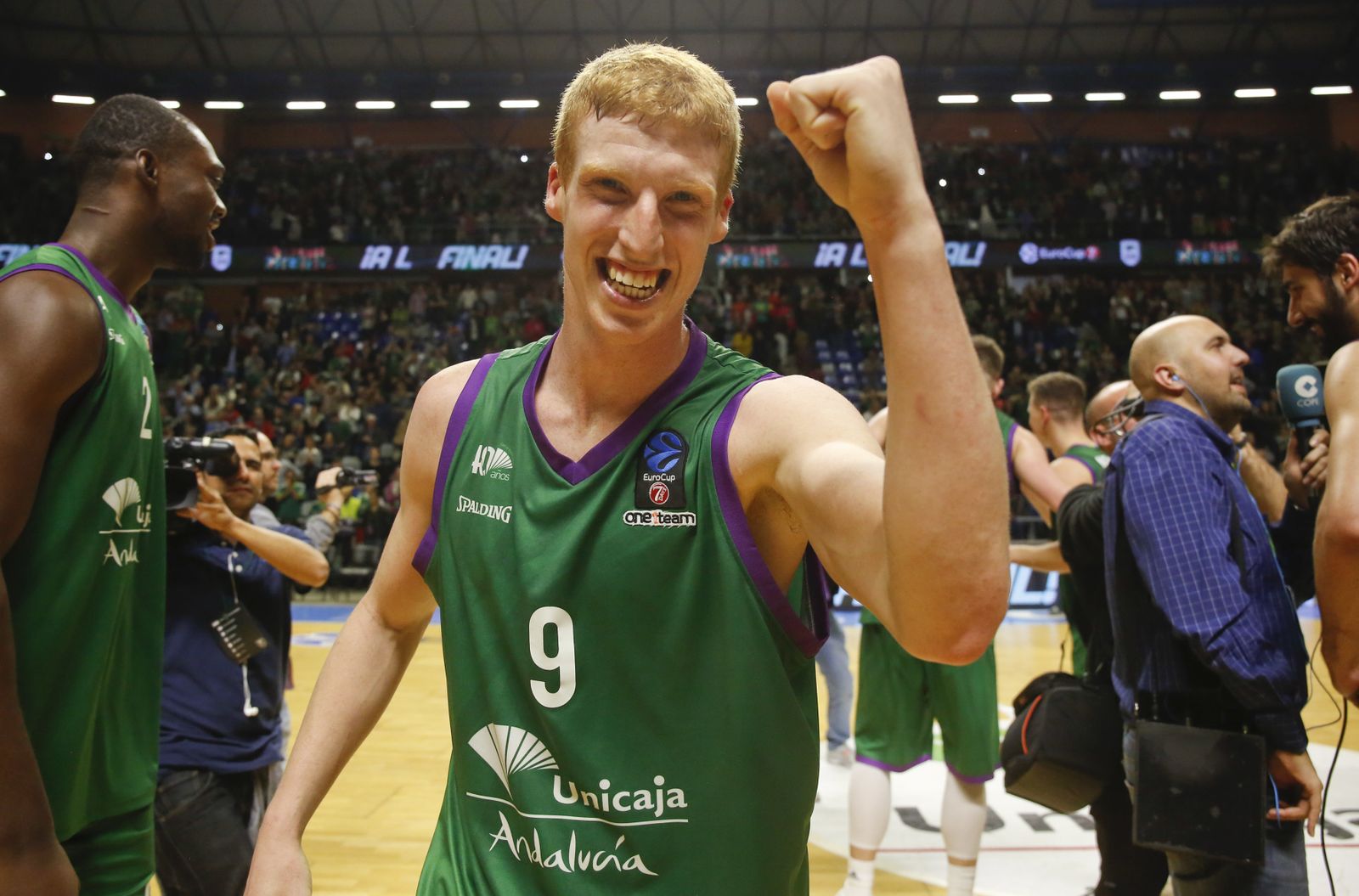 Alberto  Díaz celebra un triunfo en la Eurocup.