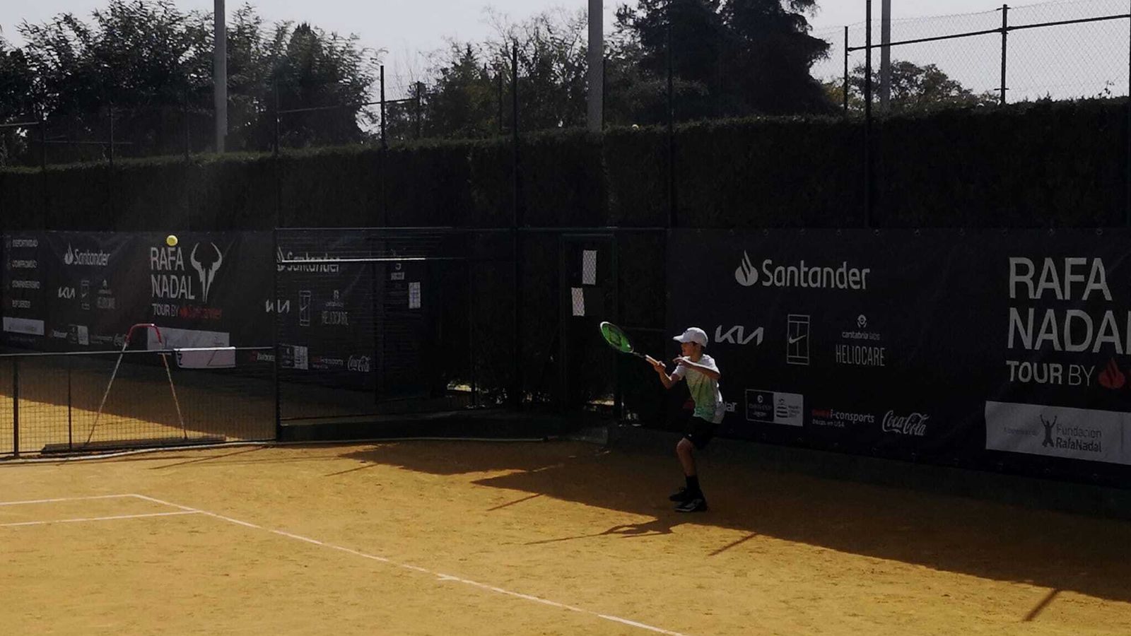 Uno de los jugadores golpea la bola.