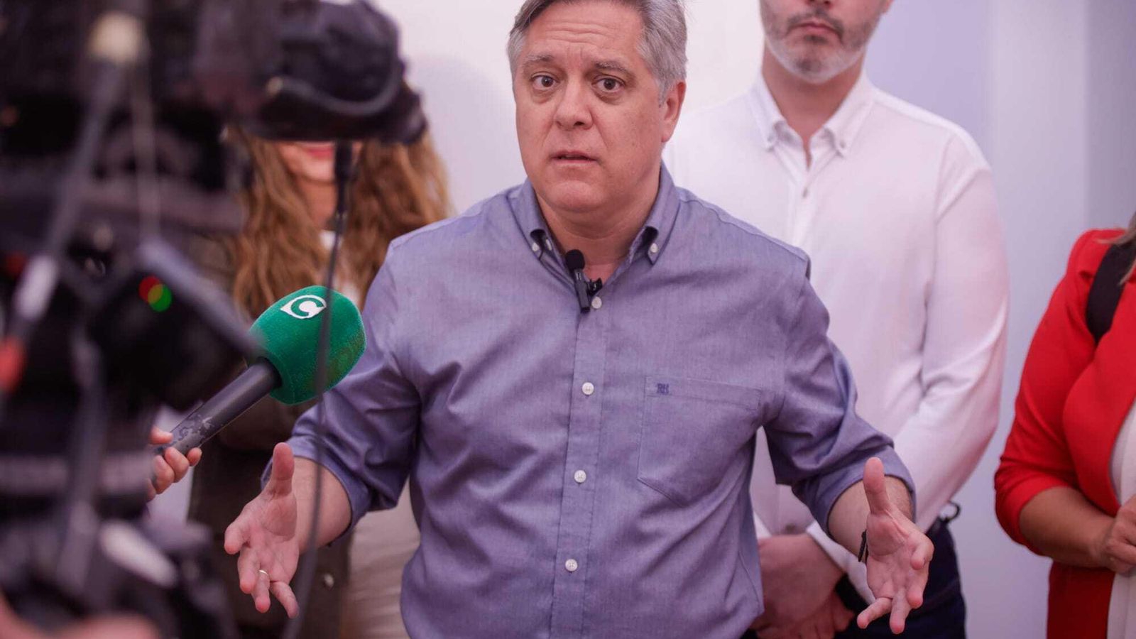 El candidato del PSOE, Óscar Torres, comparece ante los medios tras conocer los resultados.