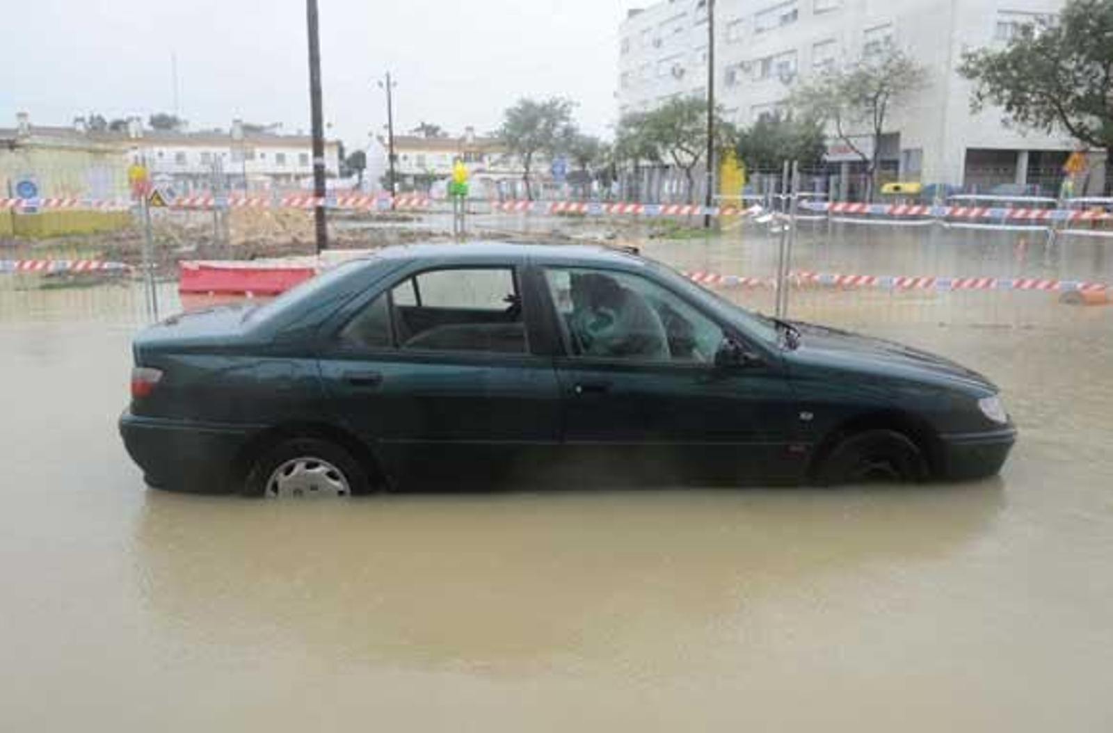 La intensa lluvia caída durante el fin de semana obligó a cortar el tráfico de acceso a Chiclana. En San Fernando, el agua alcanzó el metro de altura en la Venta de Vargas.

Foto: Sonia Ramos-Elias Pimentel