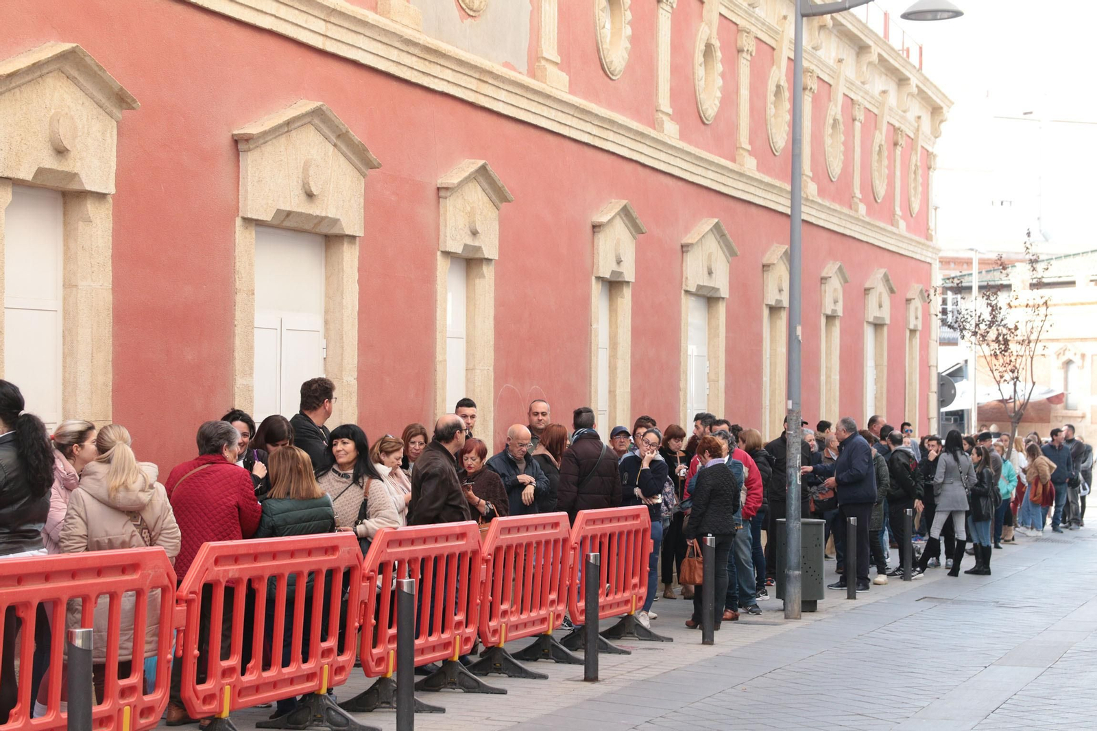 La cola para las entradas del acto de Bisbal como Hijo Predilecto de Almería
