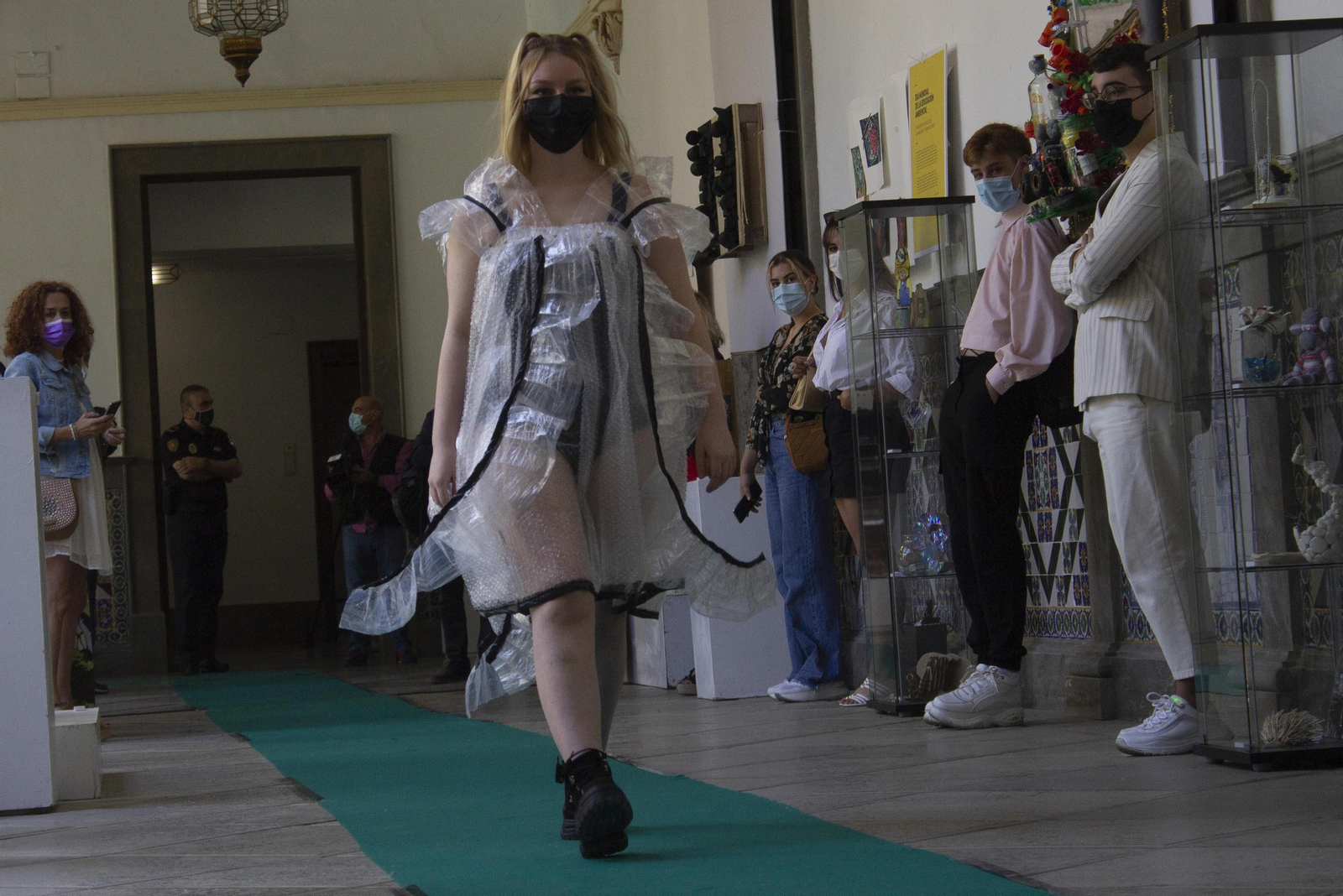 Fotos del desfile de ropa reciclada en Granada