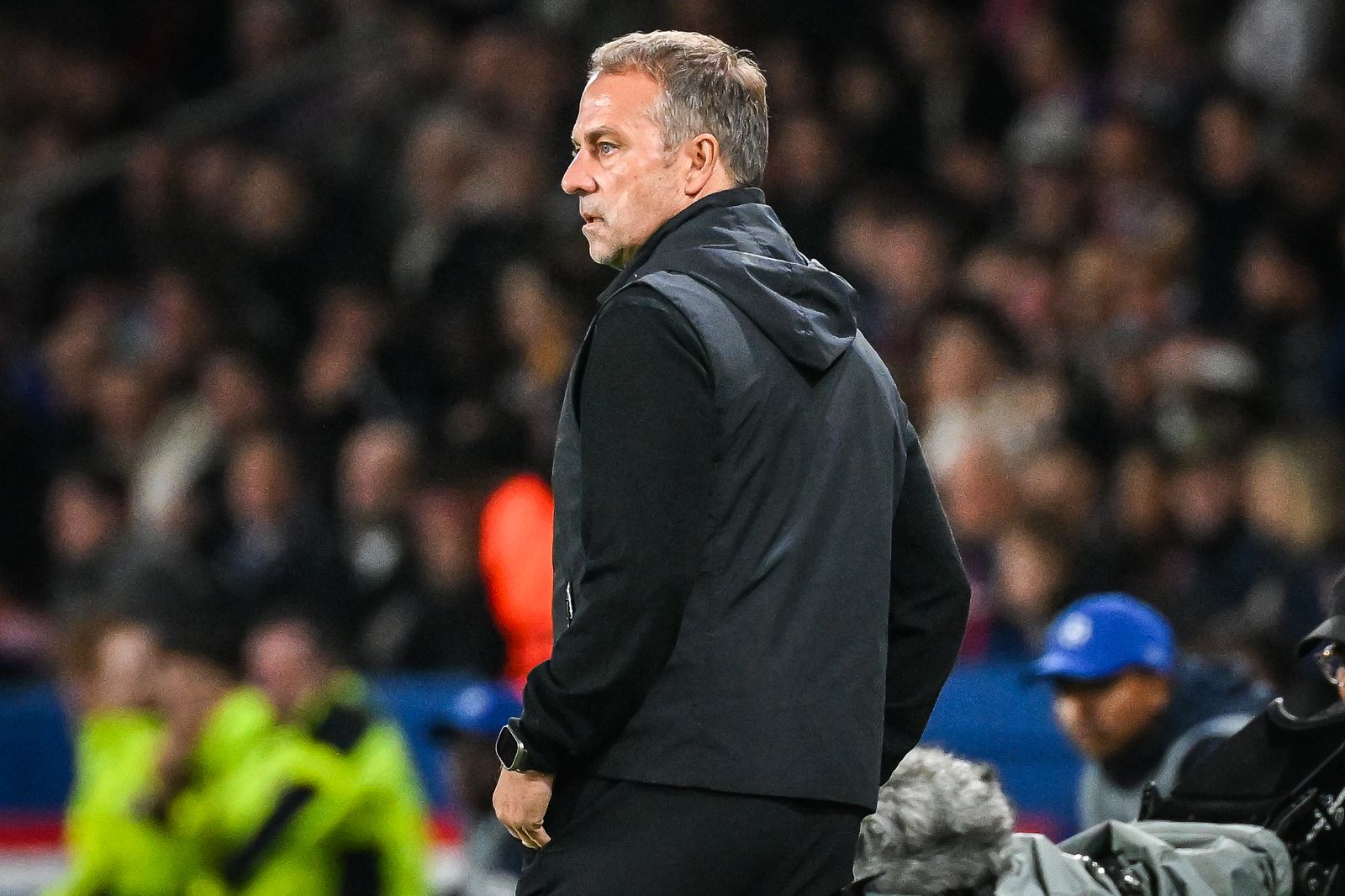 바르셀로나 PSG 4대2 챔피언스리그 경기에서 그라운드를 바라보는 한지 플리크 감독 사진