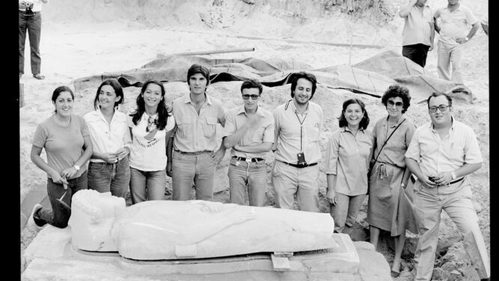 Los arqueólogos que excavaron el sarcófago antropoide femenino