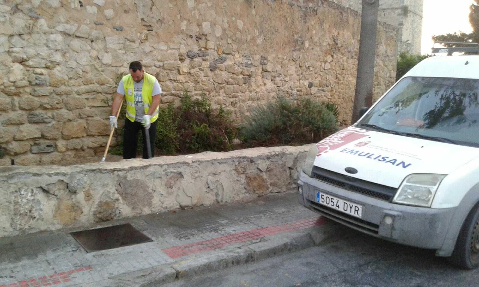 Un operario de Emulisan, la empresa municipal de limpieza viaria, trabajando junto al Castillo de Santiago.
