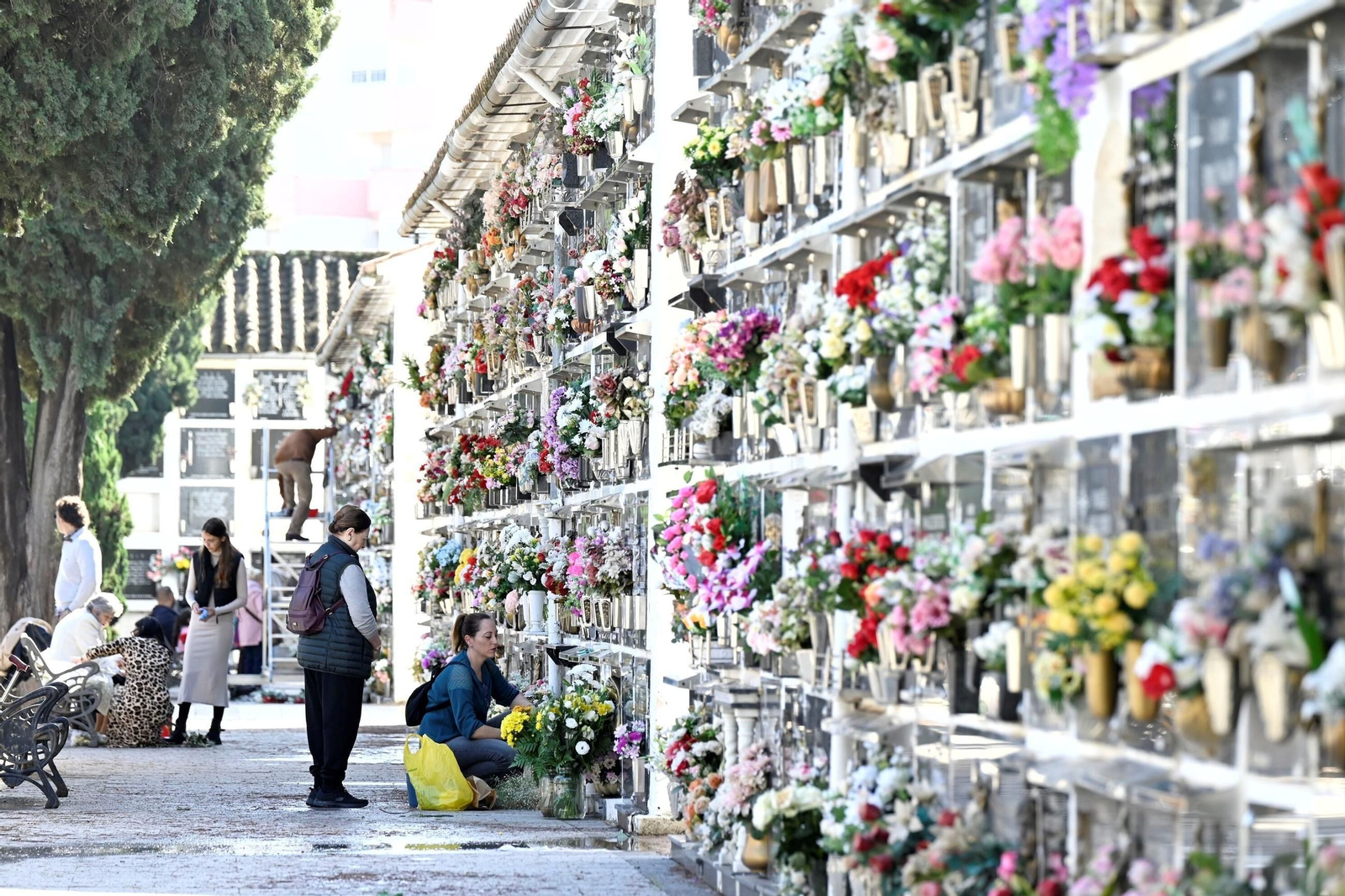 Las imágenes del día de Todos los Santos en los cementerios de Córdoba