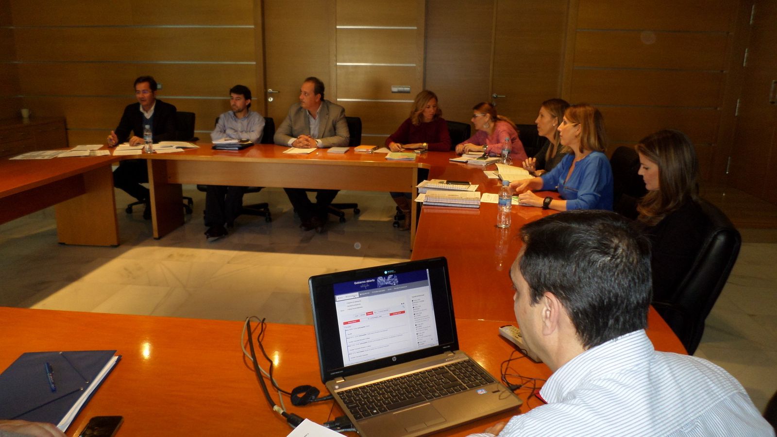 Concejales y alcalde acudieron ayer a una reunión para aportar los últimos detalles al nuevo portal de transparencia.