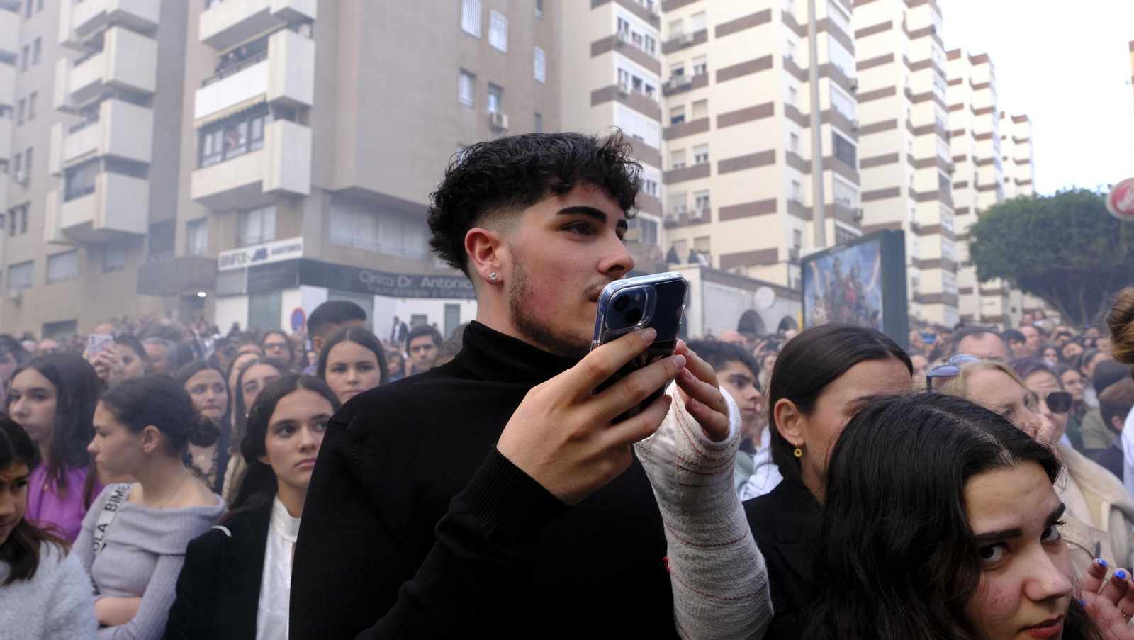 Pasión vuelve a su Iglesia de Santa Teresa azotada por la lluvia