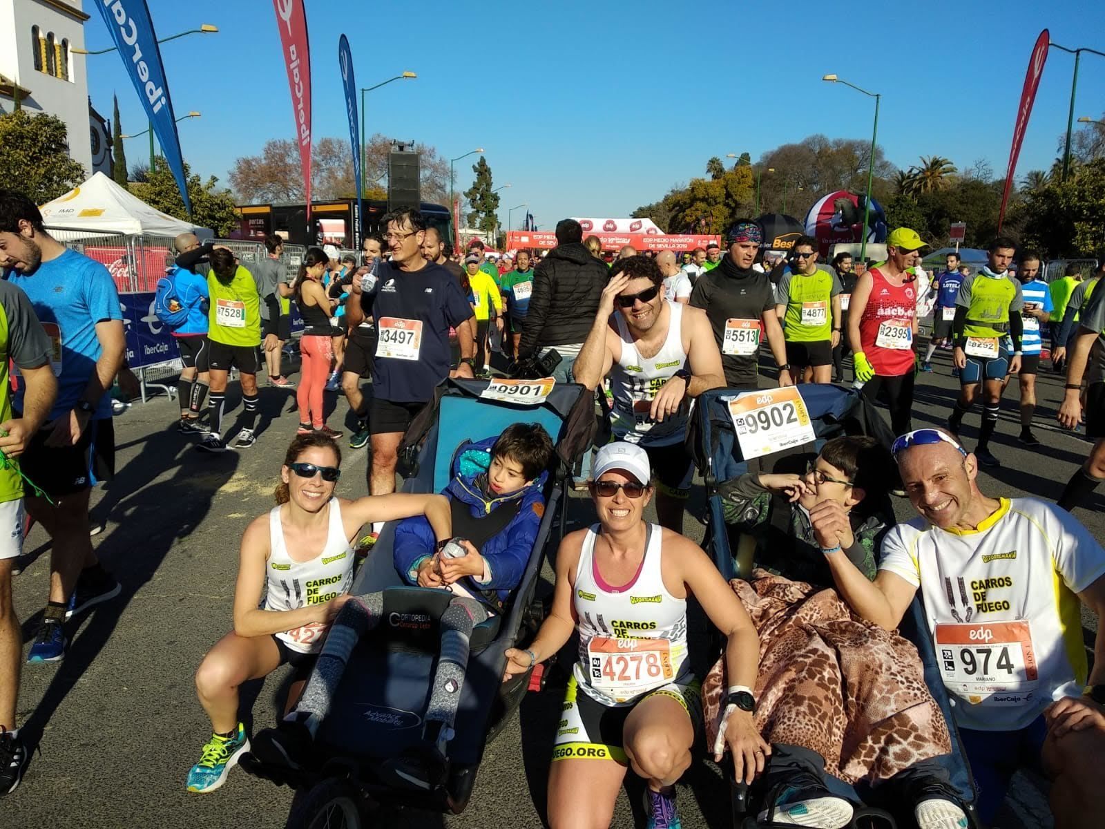 Dos de los menores con diversidad funcional en la Media Maratón del pasado fin de semana.