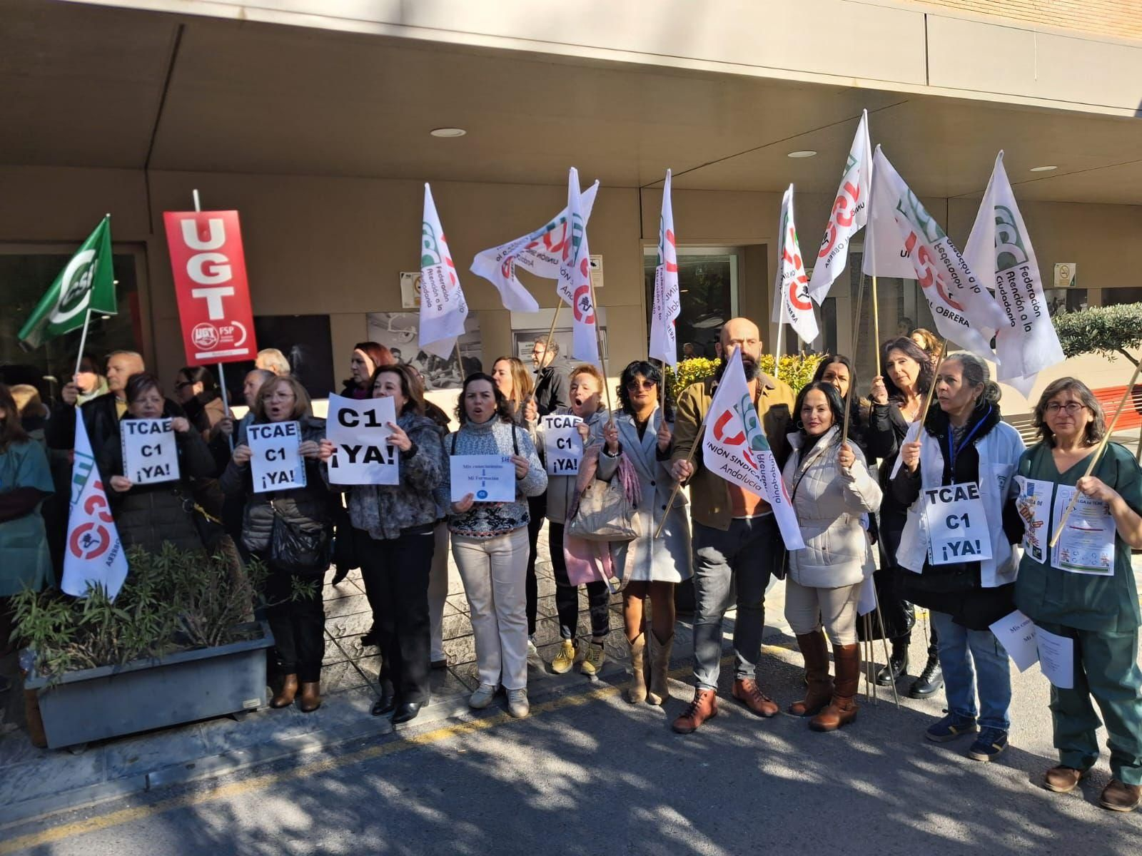 Técnicos protestan a las puertas del Hospital de Jaén.