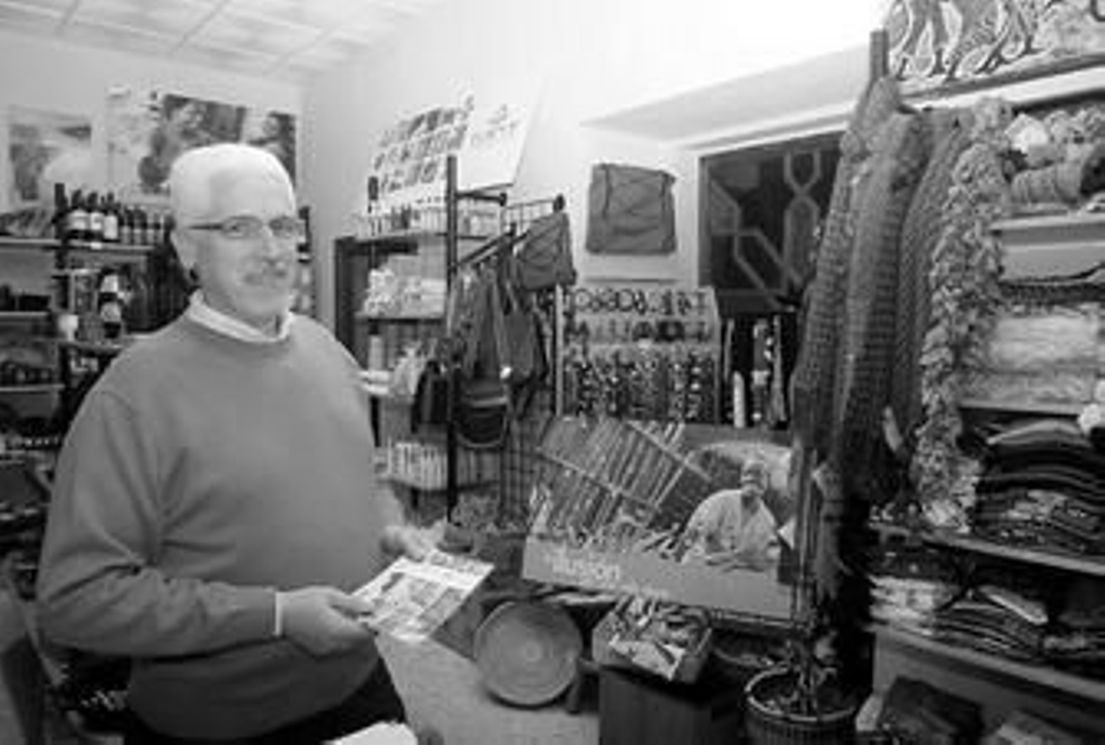 Remo Camozzi en la tienda de Intermón-Oxfam, sita en la calle Francos.