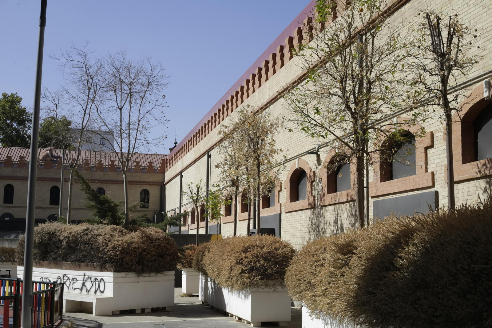 Abandono y mal estado de la plaza entre Mercadona y Plaza de Armas