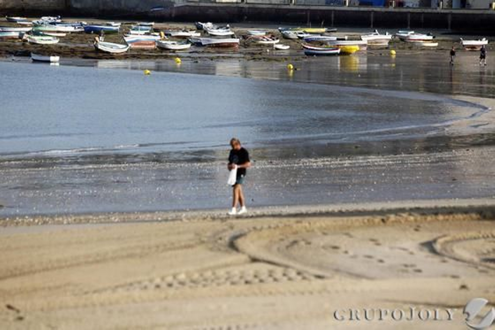 Imágenes del momento de una espectacular bajamar en las playas de Cádiz.

Foto: Jesus Marin