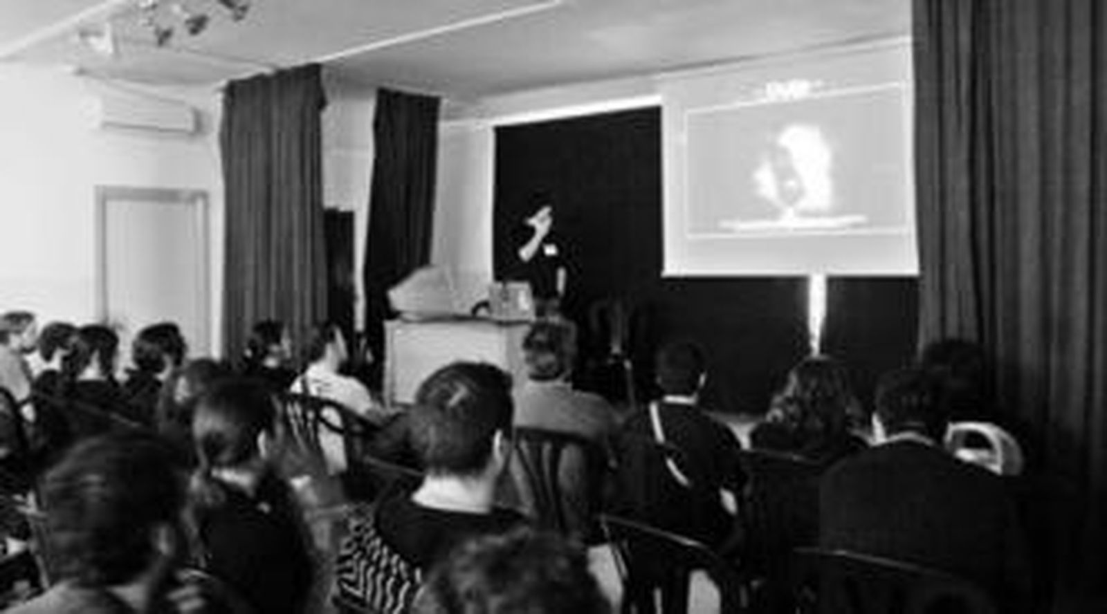 Varios jóvenes escuchan atentamente una de las charlas del Encuentro de Desarrolladores de Videojuegos.