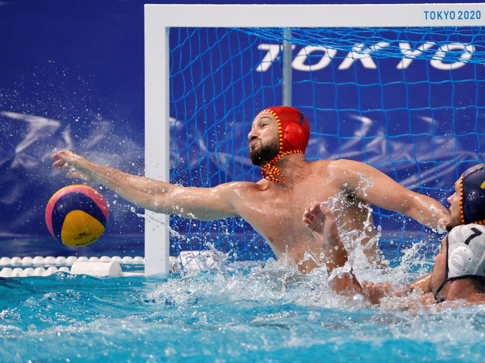 Daniel López, portero español, realiza una parada.