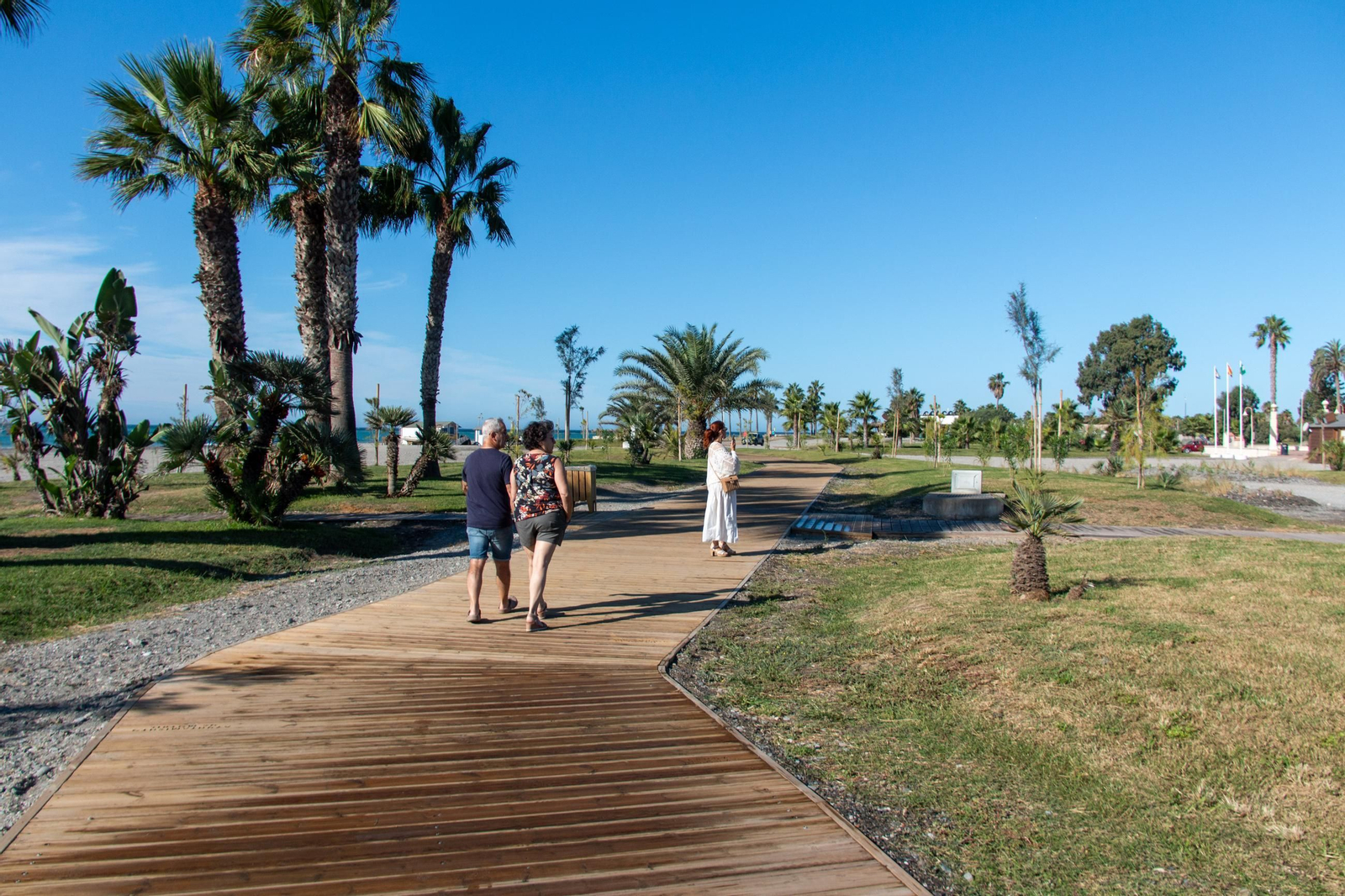 Varias personas pasean por la senda litoral de Motril