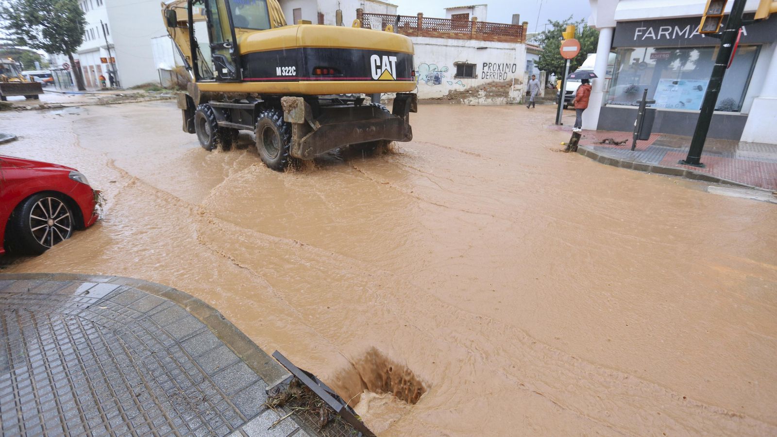 Maquinaria por las calles inundadas de Campanillas. Maquinaria por las calles inundadas de Campanillas.